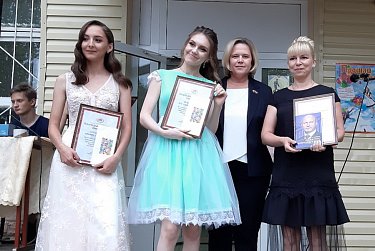 Выпускники простились со своими школами